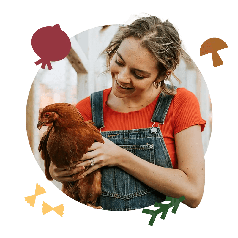 kobieta trzymająca kurę